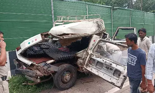 कंटेनर ने खड़ी जीप को मारी टक्कर, दो मृत, 9 घायल