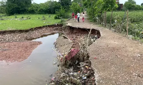 भारी बारिश से अजयगढ़ के वार्ड 8 में सीसी सड़क बही, आवागमन ठप्प