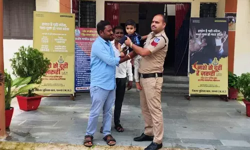 प्रधान आरक्षक की सूझबूझ से मिला ढाई साल का मासूम बालक, पुलिस ने किया पिता के सुपुर्द