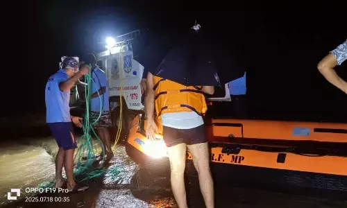 नाले में बहने के बाद रातभर पेड़ में लटका रहा युवक, सुबह होने पर रेस्क्यू टीम ने सुरक्षित निकालकर बचाई जान
