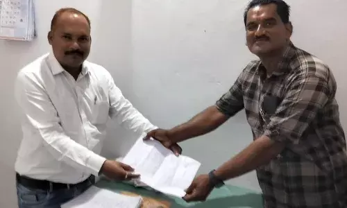 सिमरा कलां के ग्रामीणों ने पटवारी को यथावत रखने तहसीलदार को सौंपा ज्ञापन