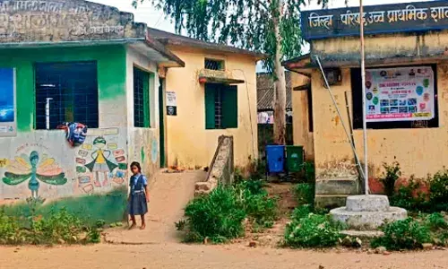 जिला परिषद स्कूल में पहली से सातवीं तक पढ़ाने के लिए केवल एक शिक्षक