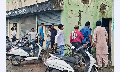 नए आदेश से बदल गया तहसीली का माहौल, पहले ही दिन लग गई कतार