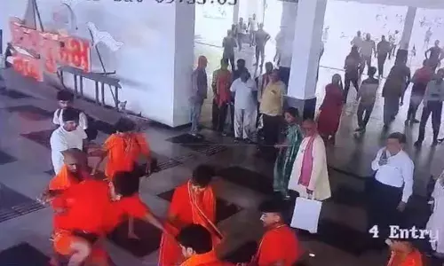 उत्तर प्रदेश में कांवड़ियों ने CRPF जवान को फर्श पर लिटाकर लात-घूंसों से कर दी पिटाई, एक्शन में पुलिस