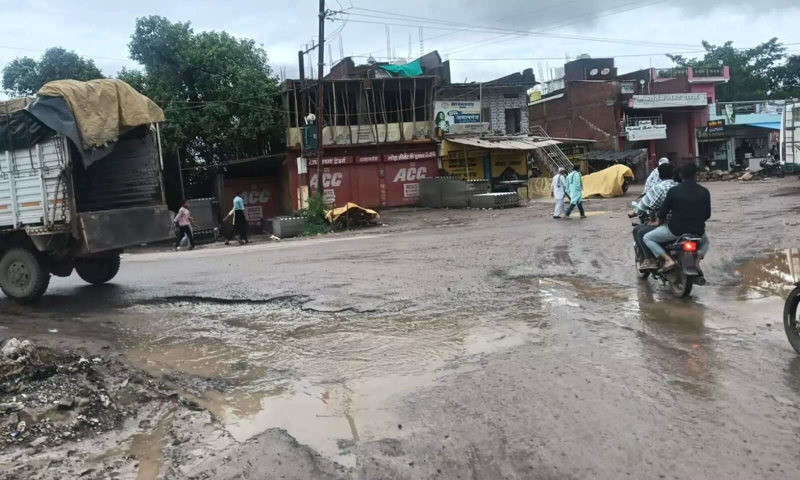 मुख्य सड़क मार्गों के उड़े परखच्चे, चारो ओर भरा पानी मुख्य सड़क मार्गों के उड़े परखच्चे, चारो ओर भरा पानी