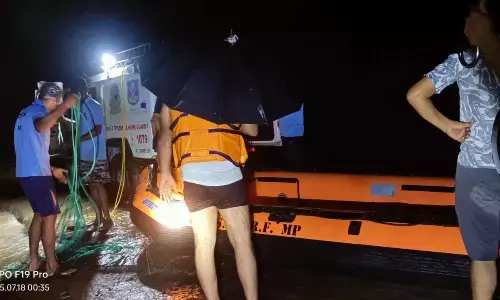 नाले में बहने के बाद रातभर पेड़ में लटका रहा युवक, सुबह होने पर रेस्क्यू टीम ने सुरक्षित निकालकर बचाई जान