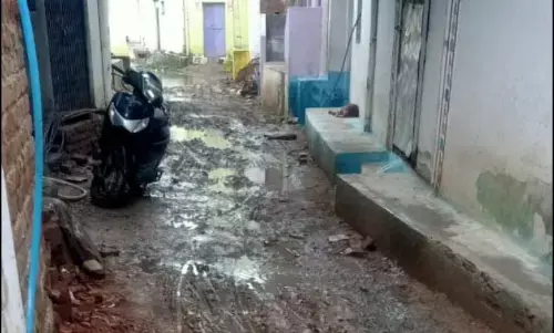 पाइप लाइन के लीकेज एवं सड़क खुदाई से आवागमन में हो रही परेशानी