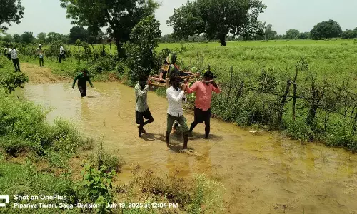 नरकीय जीवन जीने को मजबूर पिपरिया तिवारी बस्ती के लोग, सड़क न होने से बरसात के दिनों में आवागमन हो जाता है बंद