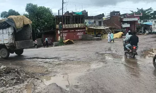 मुख्य सड़क मार्गों के उड़े परखच्चे, चारो ओर भरा पानी
