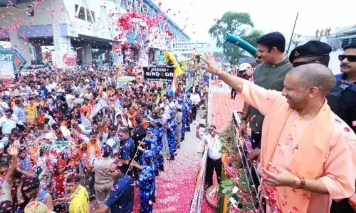 मेरठ में कांवड़ियों पर पुष्पवर्षा कर सीएम योगी ने भक्तों से सतर्क रहने की करी अपील, कहा- यात्रा को बदनाम करने वालों पर होगी सख्त कार्रवाई