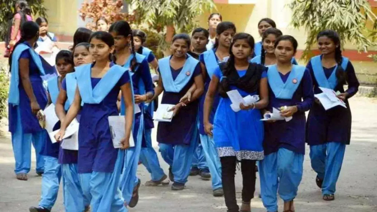 विद्यार्थी बढ़े गणवेश कम पड़े, पूरक मांग का प्रस्ताव सरकार को भेजा जाएगा