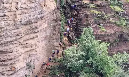 गुदगुदाते बादल, ऊंचे-ऊंचे पहाड़ और झरनों का ठंडा पानी भुला देता है दर्द