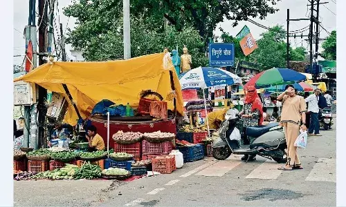 दो तिराहे सब्जी के साप्ताहिक बाजार में कन्वर्ट हो गए, नतीजा सड़क पर हर पल लग रहा जाम