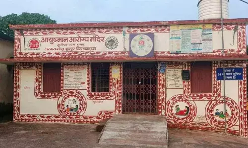 आयुष्मान आरोग्य मंदिर केन्द्र पहुंची प्रसूता, दरवाजे में लटका मिला ताला, दर्द से तड़पती प्रसूता को देख परिजन हुए परेशान
