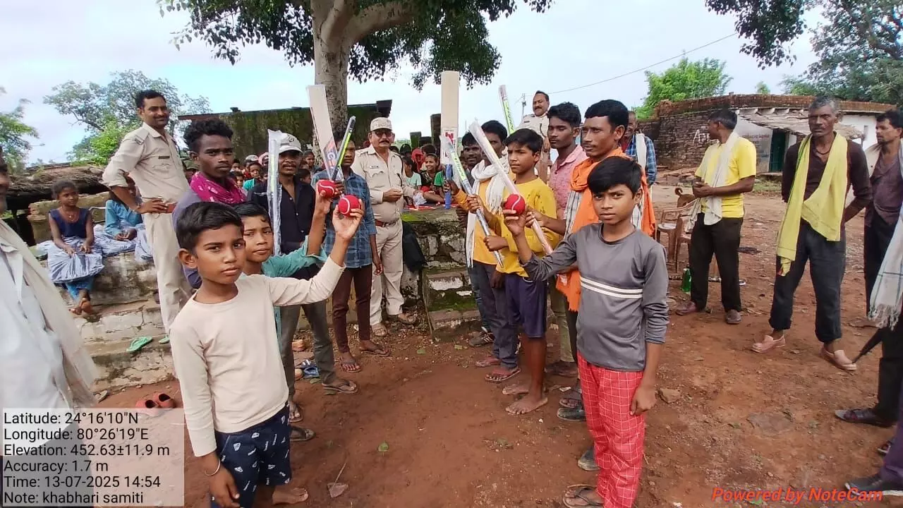 दक्षिण वनमण्डल द्वारा ग्राम वन समितियों में क्रिकेट किट एवं स्कूल बैग का वितरण दक्षिण वनमण्डल द्वारा ग्राम वन समितियों में क्रिकेट किट एवं स्कूल बैग का वितरण
