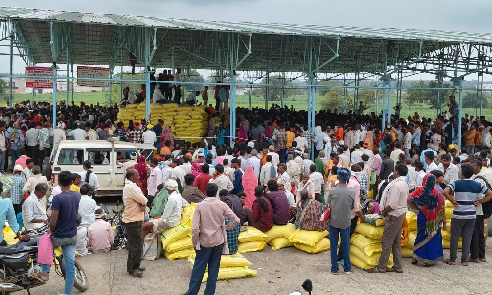 पुलिस की निगरानी में देर रात तक बांटा यूरिया पुलिस की निगरानी में देर रात तक बांटा यूरिया