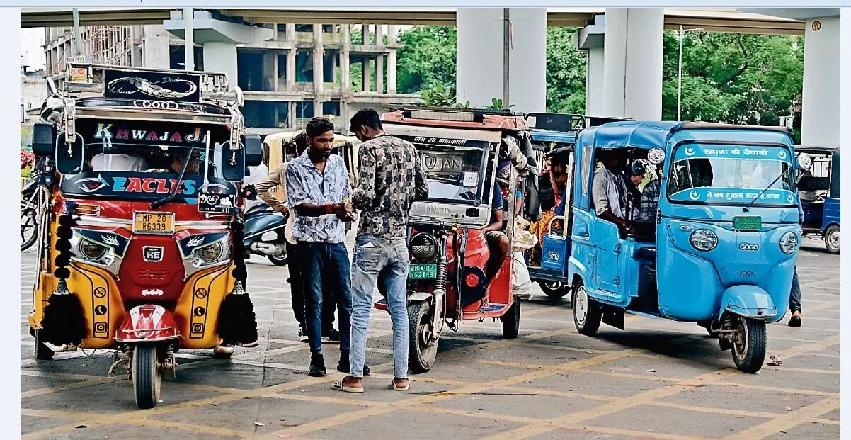 लुढ़कते, पलटते असुरक्षित ई-रिक्शाें में कब तक ढोएंगे स्कूली बच्चे, भोपाल ने लगा दी रोक लुढ़कते, पलटते असुरक्षित ई-रिक्शाें में कब तक ढोएंगे स्कूली बच्चे, भोपाल ने लगा दी रोक