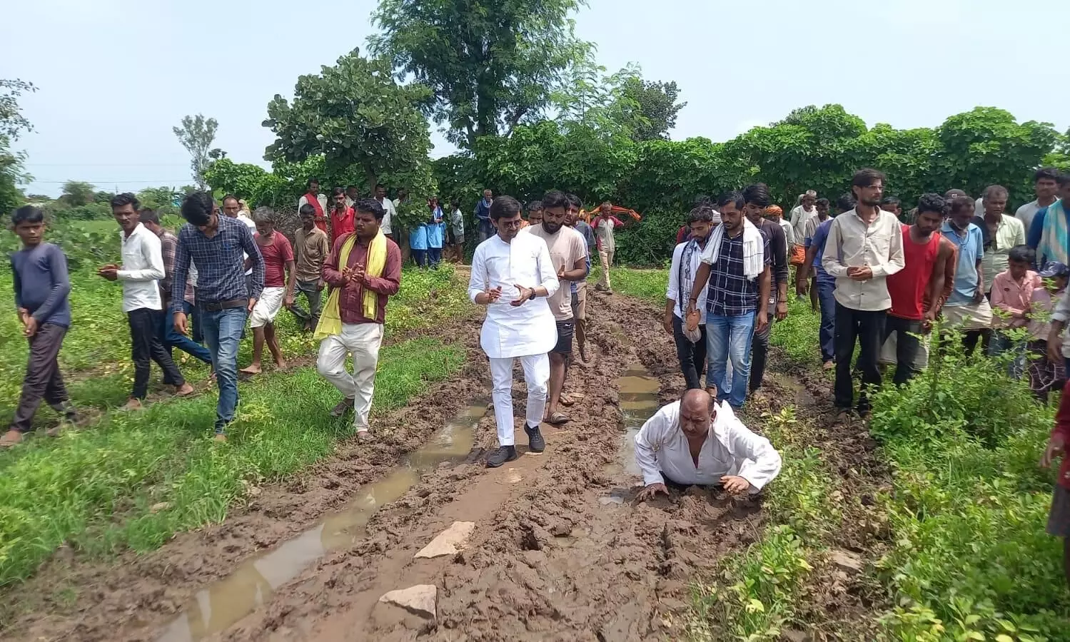 मलघन के आदिवासी बाहुल्य चितारवरा में निकली दण्डवत यात्रा, देवमाता स्थान से शुरू होकर गौमाता एवं राष्ट्रपति के नाम सौपा ज्ञापन मलघन के आदिवासी बाहुल्य चितारवरा में निकली दण्डवत यात्रा, देवमाता स्थान से शुरू होकर गौमाता एवं राष्ट्रपति के नाम सौपा ज्ञापन