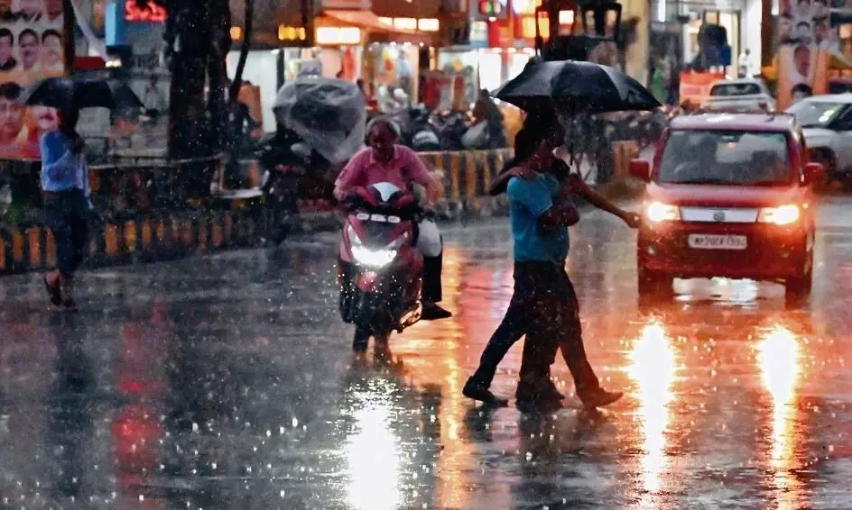 दिन में उमस तो शाम को बरसी राहत, अगले दो दिन हल्की बारिश के आसार दिन में उमस तो शाम को बरसी राहत, अगले दो दिन हल्की बारिश के आसार