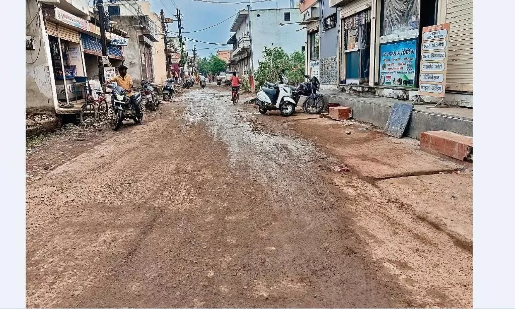 घरों के सामने से हटा मलबा सड़क बनाने की हुई नपाई घरों के सामने से हटा मलबा सड़क बनाने की हुई नपाई