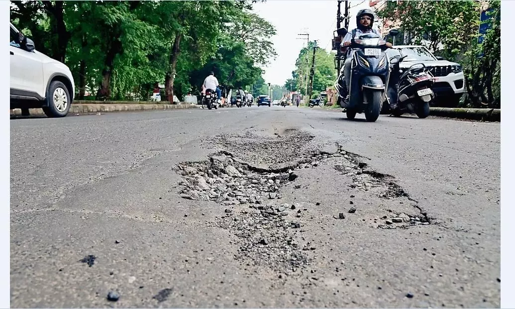 ये कैसा रिस्टोरेशन...एक साल में ही धंसक गई सड़क ये कैसा रिस्टोरेशन...एक साल में ही धंसक गई सड़क