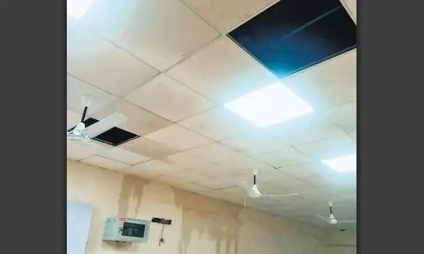 काम ऐसा कि रिस रहा पानी, सीलिंग गिरी काम ऐसा कि रिस रहा पानी, सीलिंग गिरी