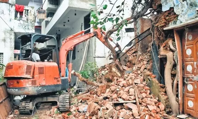 पिसनहारी की मढ़िया और गढ़ा पुराने बस स्टैण्ड के पास निगम की जमीन से हटाए अवैध कब्जे पिसनहारी की मढ़िया और गढ़ा पुराने बस स्टैण्ड के पास निगम की जमीन से हटाए अवैध कब्जे