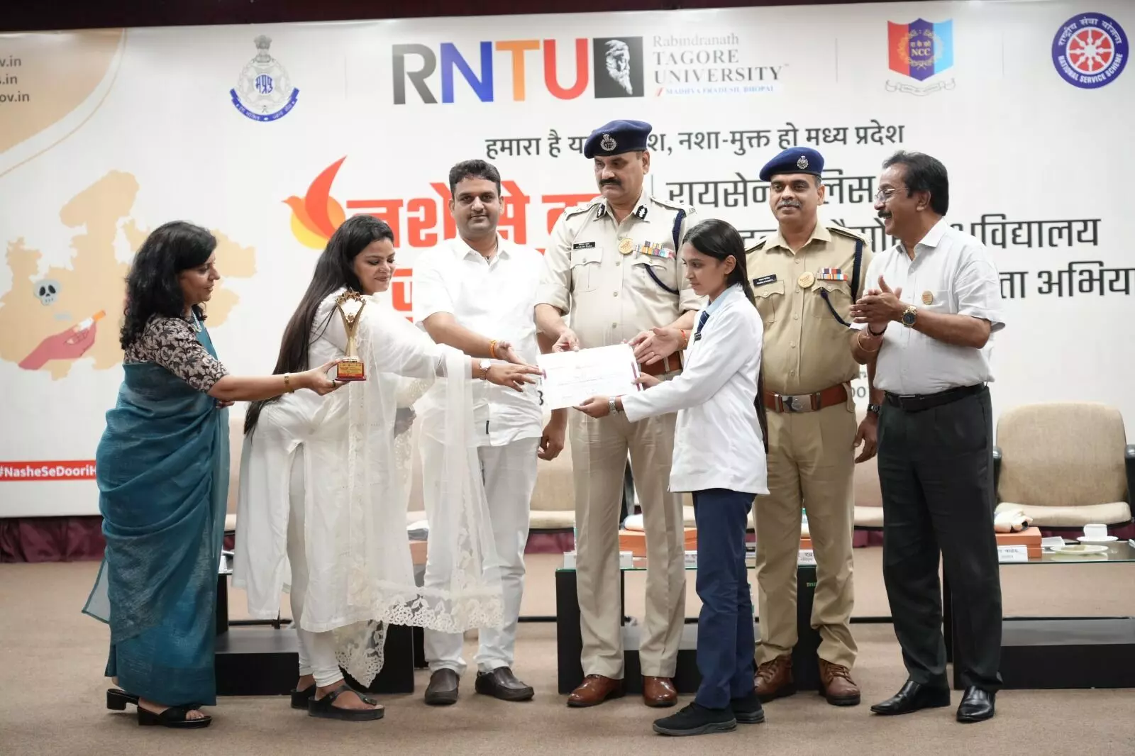 रायसेन पुलिस व रबीन्द्रनाथ टैगोर विश्वविद्यालय के संयुक्त तत्वाधान में नशे से दूरी है ज़रूरी अभियान पर साप्ताहिक कार्यक्रम का आयोजन संपन्न रायसेन पुलिस व रबीन्द्रनाथ टैगोर विश्वविद्यालय के संयुक्त तत्वाधान में नशे से दूरी है ज़रूरी अभियान पर साप्ताहिक कार्यक्रम का आयोजन संपन्न