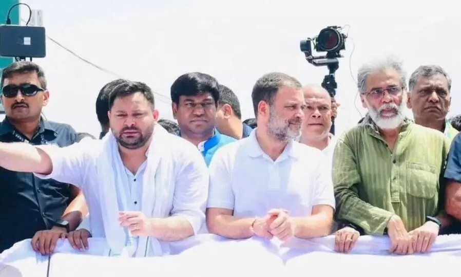 बिहार SIR पर मचे सियासी बवाल के बीच तेजस्वी यादव का बड़ा बयान, बोले - विपक्ष कर सकता है चुनाव का बायकॉट बिहार SIR पर मचे सियासी बवाल के बीच तेजस्वी यादव का बड़ा बयान, बोले - विपक्ष कर सकता है चुनाव का बायकॉट