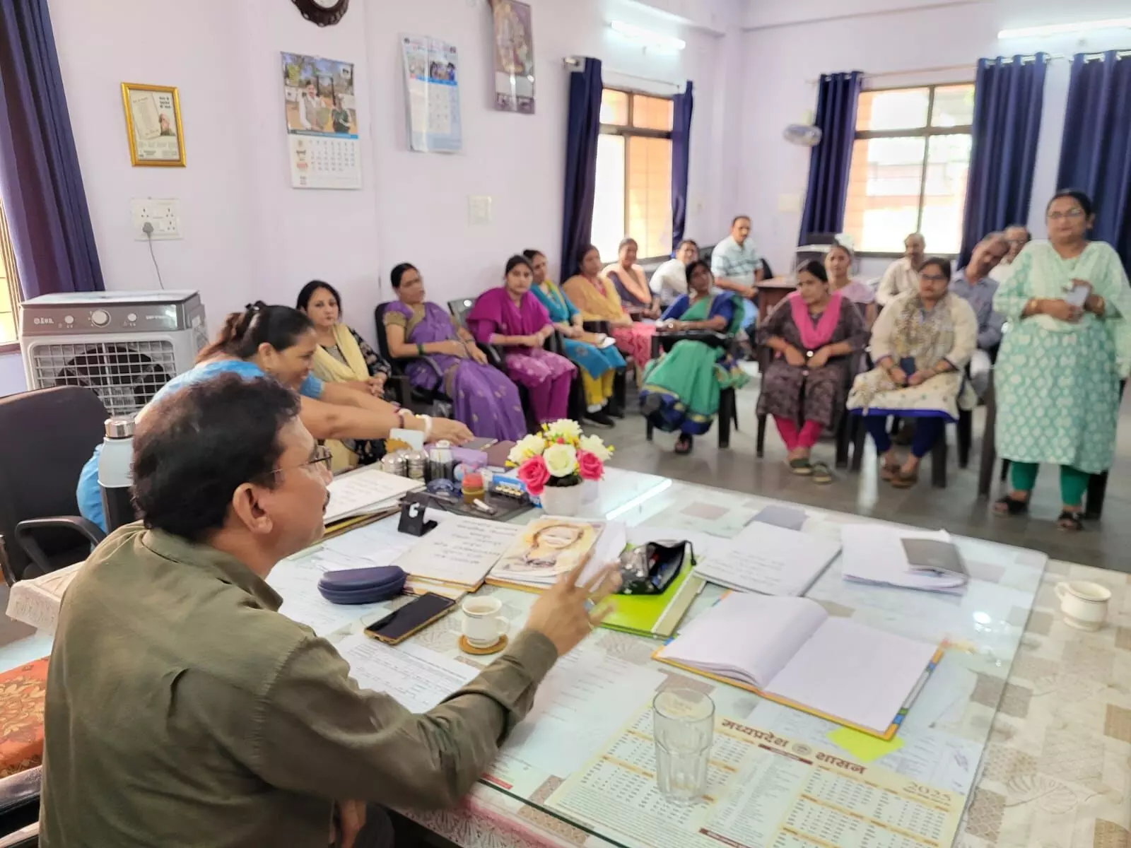 चौंकाने वाली लापरवाही- शिक्षक ही डायरी और छात्रों का डेटा नहीं रख पाए चौंकाने वाली लापरवाही- शिक्षक ही डायरी और छात्रों का डेटा नहीं रख पाए