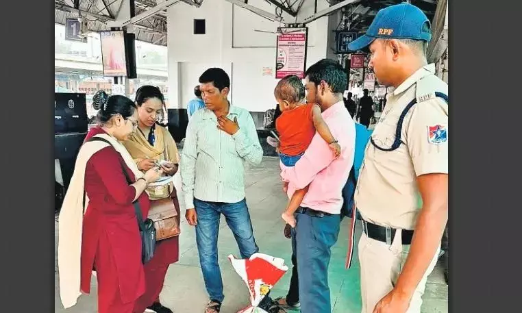 स्टेशन में 4 घंटे ताबड़तोड़ चेकिंग, 5 सौ बिना टिकट पकड़ाए
