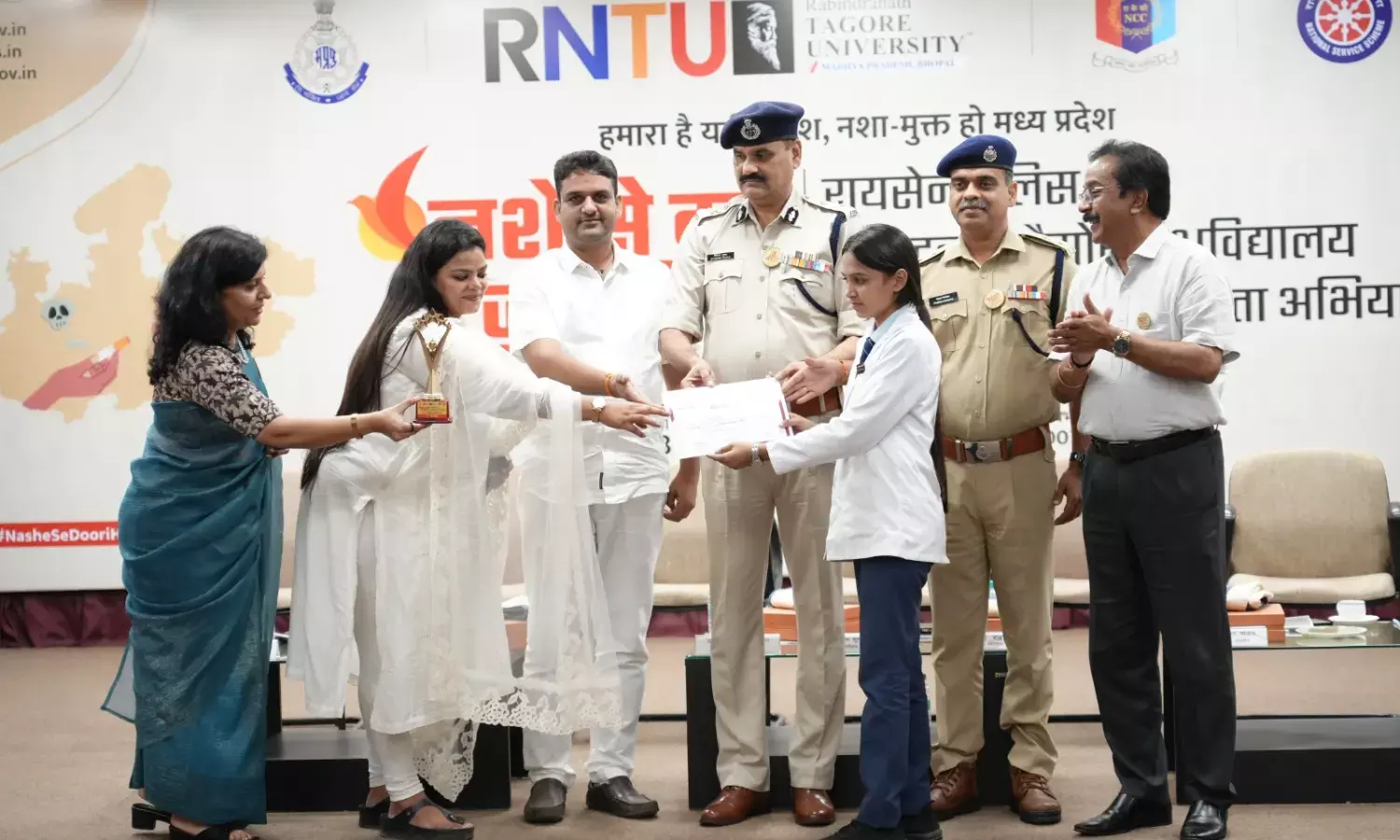 रायसेन पुलिस व रबीन्द्रनाथ टैगोर विश्वविद्यालय के संयुक्त तत्वाधान में नशे से दूरी है ज़रूरी अभियान पर साप्ताहिक कार्यक्रम का आयोजन संपन्न