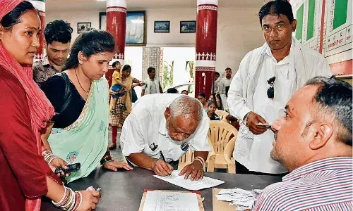 जगह-जगह लगीं कबाड़ की दुकानें, माहौल हो रहा खराब