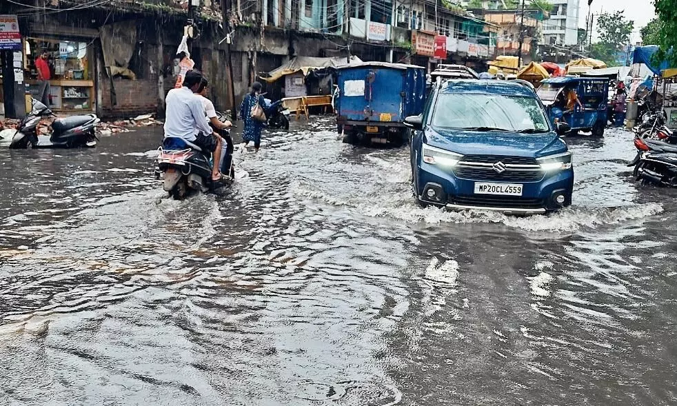 बारिश से शहर की कई सड़कें बनीं तालाब, जगह जगह हुआ जलभराव बारिश से शहर की कई सड़कें बनीं तालाब, जगह जगह हुआ जलभराव