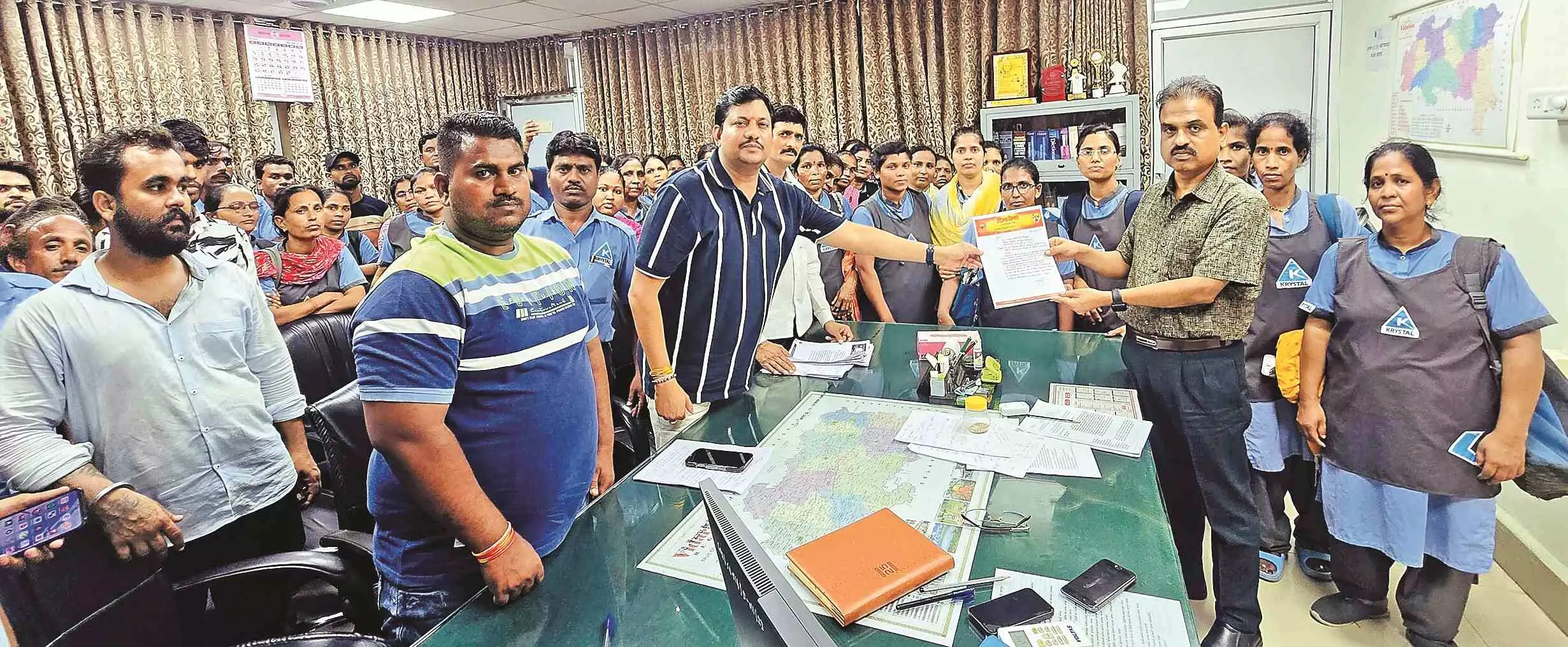 मेडिकल कॉलेज - सफाई कर्मियों का कामबंद, वेतन विवाद मामले में डीन कार्यालय का घेराव मेडिकल कॉलेज - सफाई कर्मियों का कामबंद, वेतन विवाद मामले में डीन कार्यालय का घेराव