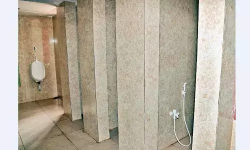 मेंटेनेंस में लाखों खर्च, 3 माह में नहीं लगे वॉशरूम के दरवाजे