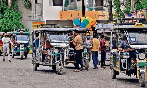 ई-रिक्शा पर स्कूली बच्चों को लाने और ले जाने पर लगी रोक