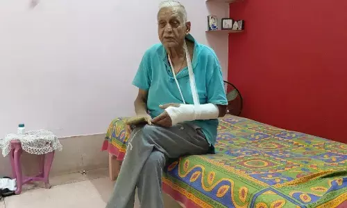 आवारा बैल के हमले से निजी चिकित्सक का हाथ फैक्चर