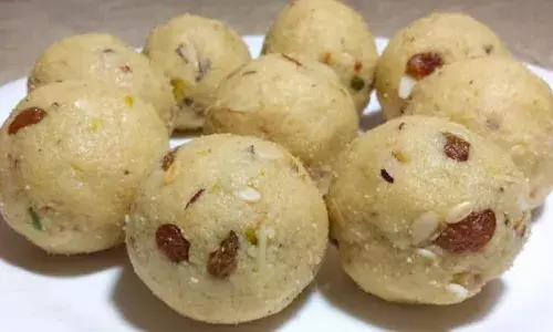 हरियाली तीज को बनाएं और भी ज्यादा खास, घर पर बनाएं सूजी का लड्डू, मार्केट से भी ज्यादा अच्छा मिलेगा स्वाद