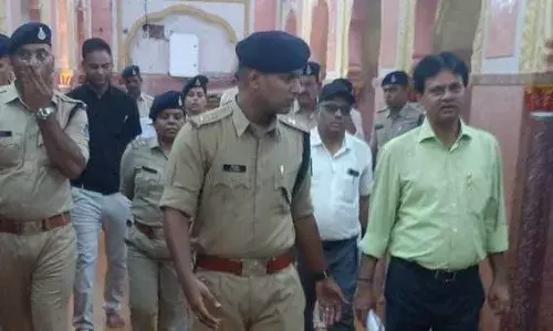 कलेक्टर व एसपी ने श्री जुगल किशोर जी मंदिर पहुंचकर देखी व्यवस्थायें, आगामी त्यौहारों को लेकर लिया गया जायजा