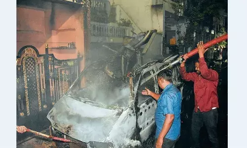 कार की गैस किट में भीषण विस्फोट, लपटों के साथ गाड़ी की छत भी उड़ी