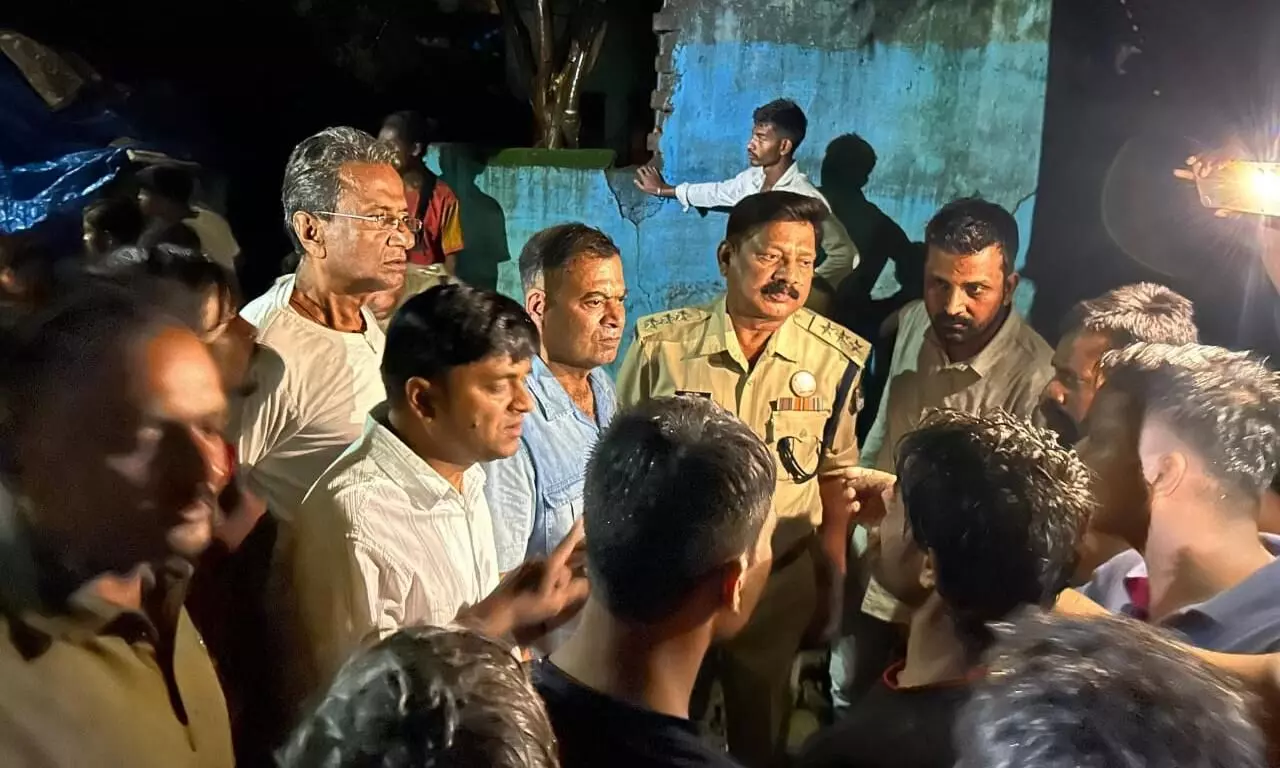 बारिश में गिरी बीएसएनएल ऑफिस की बाउंड्री में दबने से बालिका की मौत बारिश में गिरी बीएसएनएल ऑफिस की बाउंड्री में दबने से बालिका की मौत