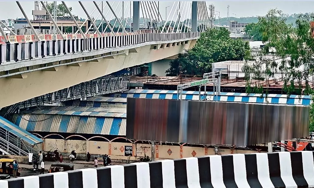 कमाई के चक्कर में डबल-डेकर होर्डिंग लगाएगा रेलवे कमाई के चक्कर में डबल-डेकर होर्डिंग लगाएगा रेलवे