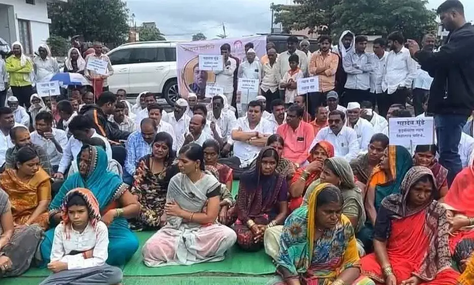 महादेव मुंडे हत्याकांड की निष्पक्ष जांच की मांग को लेकर भरी बारिश में ज्ञानेश्वरी मुंडे ने किया चक्काजाम