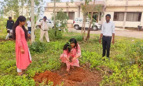 महाविद्यालय की छात्रा ने एसडीएम कार्यालय परिसर में लगाए फलदार व छायादार पौधे महाविद्यालय की छात्रा ने एसडीएम कार्यालय परिसर में लगाए फलदार व छायादार पौधे