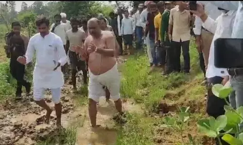 अनुसूचित जाति बस्ती की सडक़ नहीं बनने पर कांग्रेस नेता ने किया प्रदर्शन अनुसूचित जाति बस्ती की सडक़ नहीं बनने पर कांग्रेस नेता ने किया प्रदर्शन