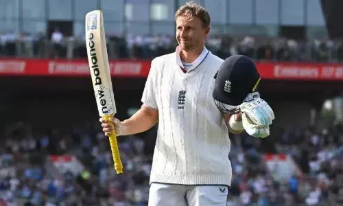 मैनचेस्टर टेस्ट के तीसरे दिन विकेट को तरसे भारतीय बॉलर्स, इंग्लैंड ने भारत पर बनाई 186 रन की बढ़त, रूट ने बनाए 150 रन मैनचेस्टर टेस्ट के तीसरे दिन विकेट को तरसे भारतीय बॉलर्स, इंग्लैंड ने भारत पर बनाई 186 रन की बढ़त, रूट ने बनाए 150 रन