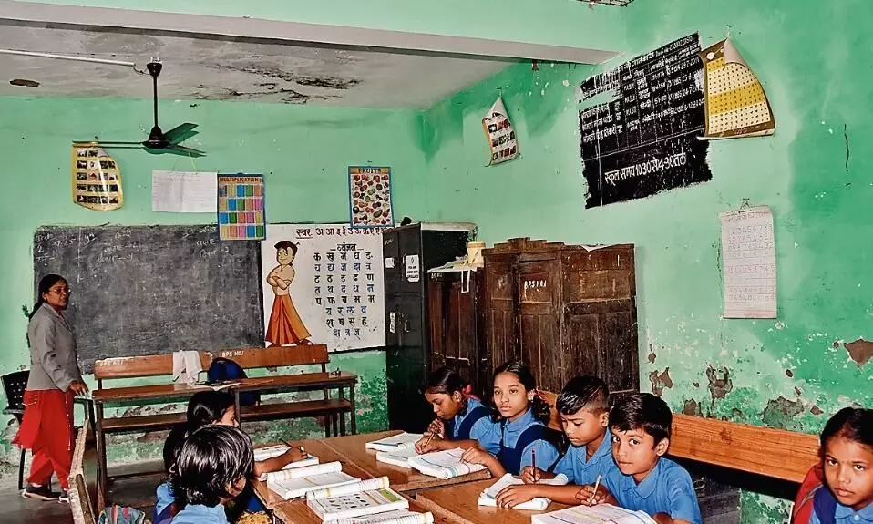 मासूम बच्चों के सिर पर आफत भरी छत मासूम बच्चों के सिर पर आफत भरी छत