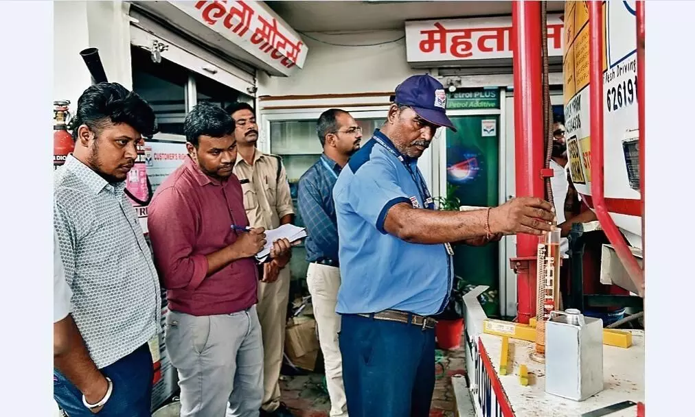 टैंक से निकलने वाले पेट्रोल के साथ ही टैंकर की भी हुई जांच टैंक से निकलने वाले पेट्रोल के साथ ही टैंकर की भी हुई जांच