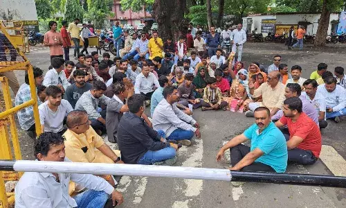 कलेक्ट्रेट के सामने सडक़ पर बैठे कांग्रेस कार्यकर्ता कलेक्ट्रेट के सामने सडक़ पर बैठे कांग्रेस कार्यकर्ता